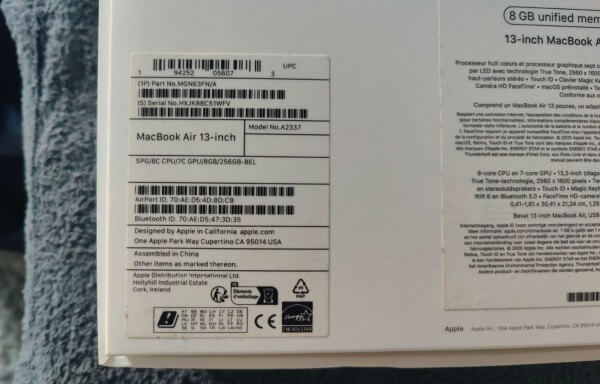 Xem kích thước ở mặt dưới hoặc trên hộp MacBook 