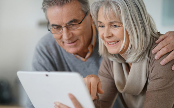 Nên mua iPad nào cho người lớn tuổi?