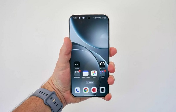 OPPO Find X9 Pro được trang bị màn hình LTPO AMOLED 6.78 inch độ phân giải 1.5K cùng tần số quét 120Hz