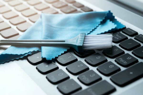 Tiến hành làm sạch bàn phím laptop