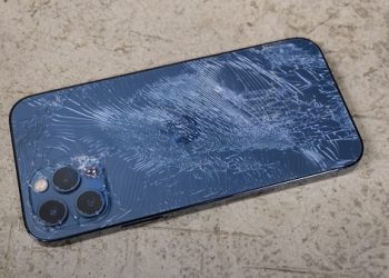 Thay kính lưng iPhone có mất chống nước không? Giải đáp chi tiết cho người dùng