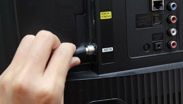 Kiểm tra toàn bộ giắc cắm kết nối trên tivi