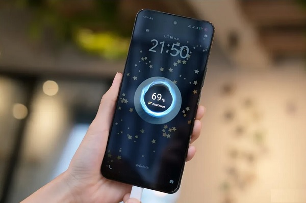 Viên pin 6.500 mAh – một con số cực kỳ hiếm hoi trong phân khúc này