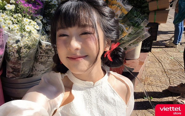 Camera Selfie 12MP cùng thuật toán tái tạo làn da tươi tắn