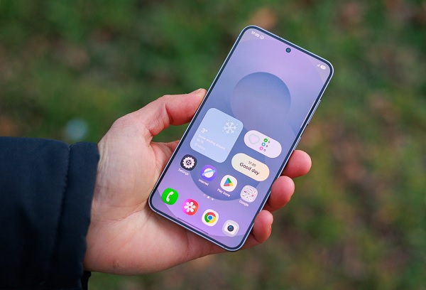 Samsung Galaxy S25 vẫn giữ vững ngôi vương với màn hình rực rỡ, độ sáng cao