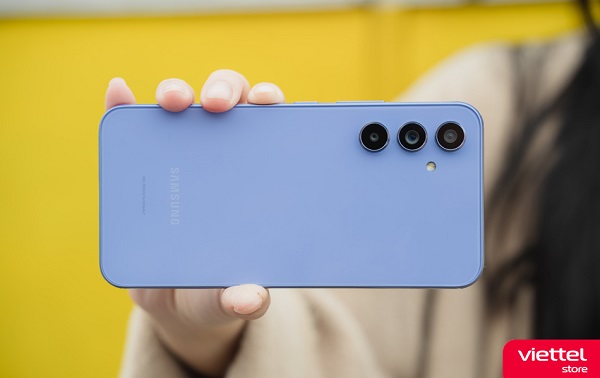 Cả hai đều có những model sở hữu viên pin  5000 mAh nhưng dòng A thường có thời gian sử dụng dài hơi hơn