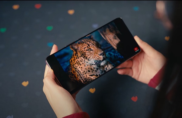 HONOR X9c lại tập trung vào độ chi tiết với độ phân giải 1.5K sắc sảo hơn