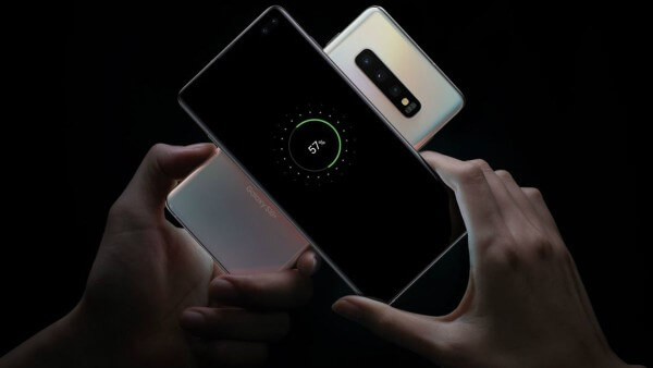 Đặt thiết bị cần sạc vuông góc với mặt sau Samsung