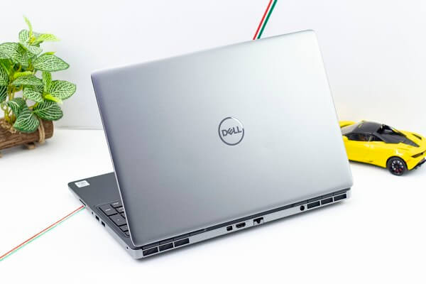 Dell Precision 7550 có trọng lượng khoảng 2.45 – 2.5kg