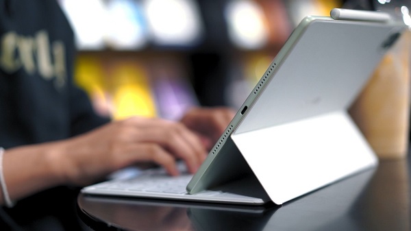 Với thiết kế mỏng nhẹ, bạn có thể mang theo Huawei MatePad 12X mọi lúc mọi nơi