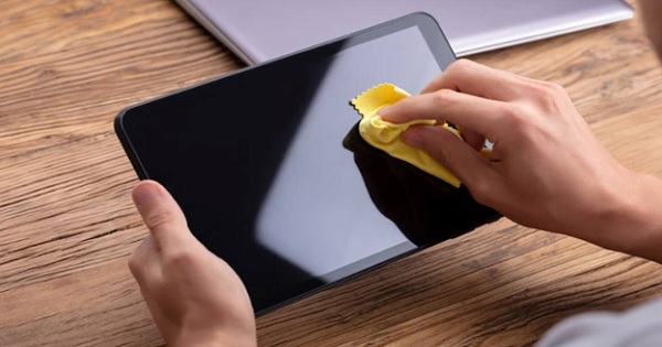 Vệ sinh SIM và khe cắm SIM