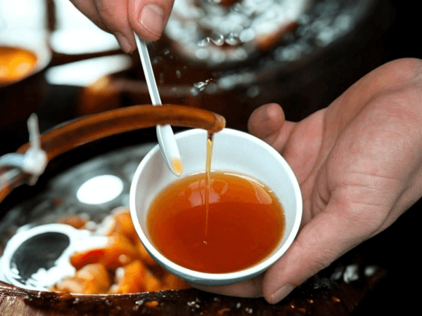 Nước mắm Nam Ô có màu vàng rơm đến cánh gián, trong và sáng