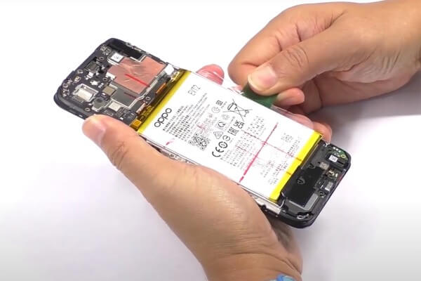 Người dùng có thể tự thay pin OPPO A54 tại nhà nhưng sẽ tiềm ẩn khá nhiều rủi ro
