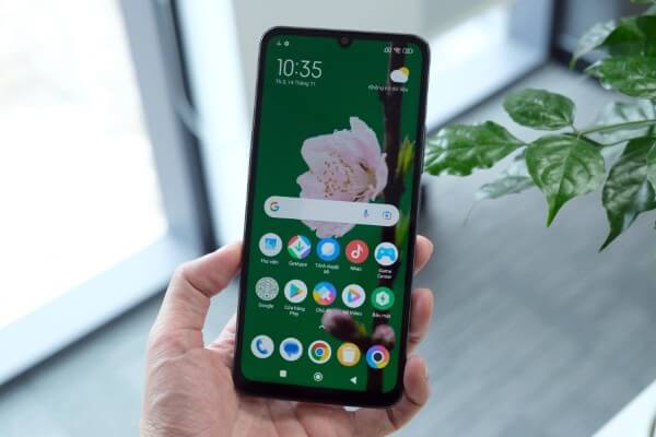 POCO C65 sở hữu màn hình IPS LCD 6.74 inch, tần số quét 90Hz