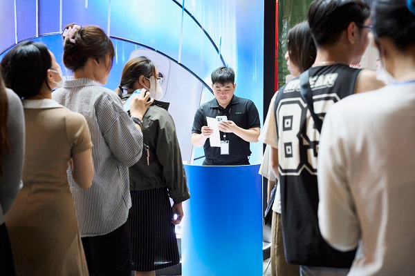 Khách hàng tại khu đổi vé VIP tham dự concert OPPO “Mưa Sao Băng” tại Viettel Store