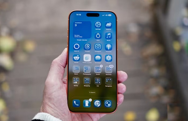 iPhone 17 Pro Max chạy iOS 26 với giao diện Liquid Glass mới mẻ