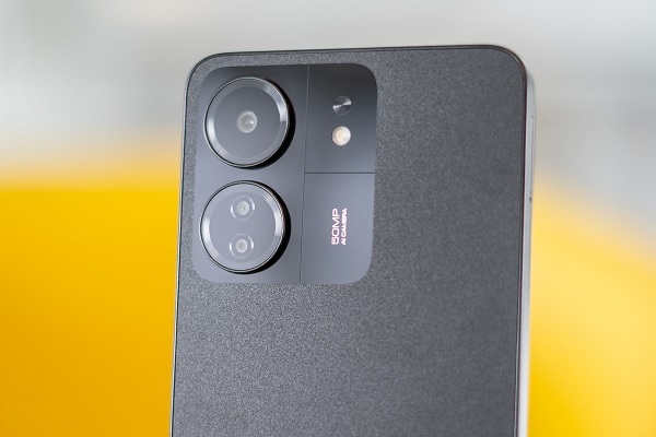 Redmi 13C cũng trang bị ống kính chính 50MP nhưng lại có thêm các cảm biến hỗ trợ đa năng