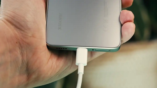 Cả hai máy đều được trang bị viên pin dung lượng 5.000 mAh