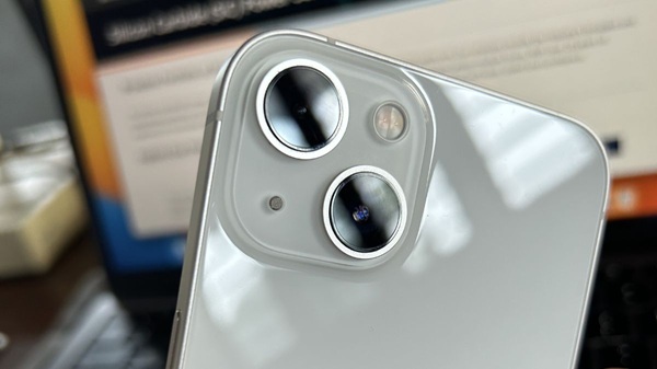 Camera bị xước có ảnh hưởng gì đến iPhone?