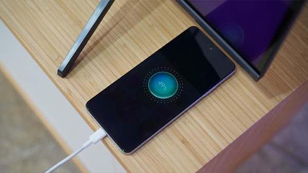 Dung lượng pin của OPPO A3 thấp hơn nhưng lại sở hữu công nghệ sạc nhanh SuperVOOC 45W đẳng cấp