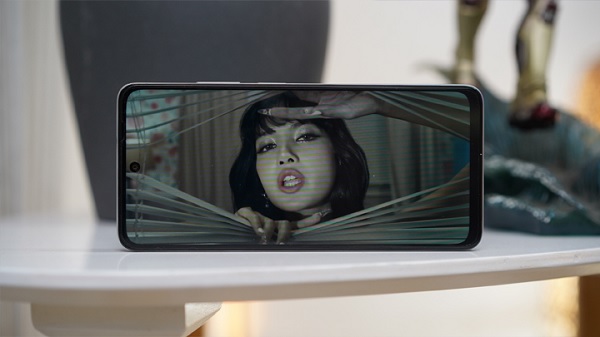 Tuy kém hơn về độ mượt nhưng OPPO A3 lại bù đắp bằng độ sáng cực đại lên đến 1.000 nits