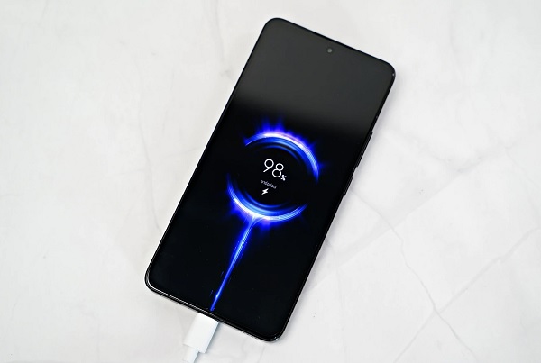 Cả hai máy đều sở hữu viên pin 5.000 mAh bền bỉ