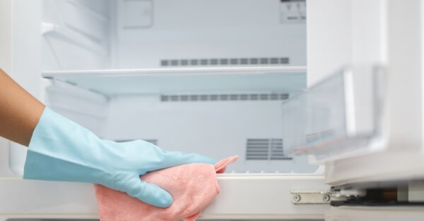 Dùng khăn khô sạch lau bụi bẩn và nước đọng