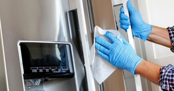 Dùng khăn sạch làm sạch mặt ngoài tủ lạnh