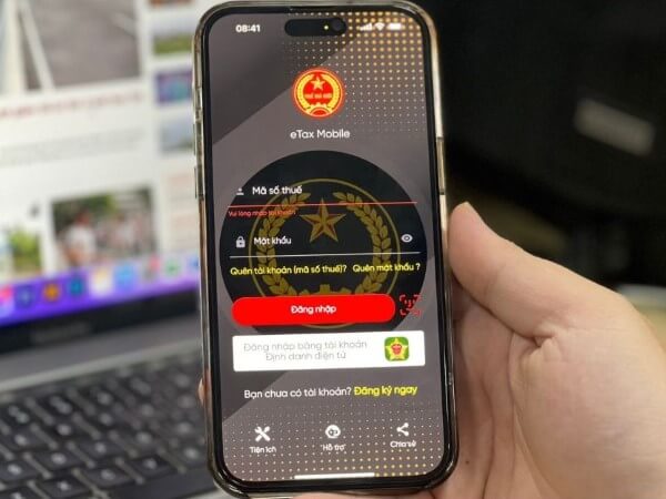 Việc tra cứu thuế trên smartphone hoặc laptop có kết nối internet