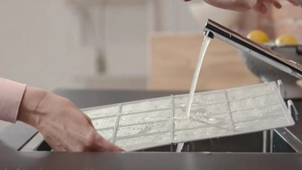 Rửa nhẹ màng lọc máy hút ẩm bằng nước ấm kết hợp bàn chải mềm