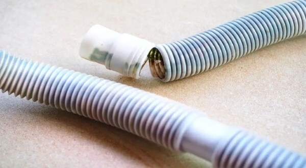 Tháo rời ống của máy hút ẩm để làm sạch định kỳ