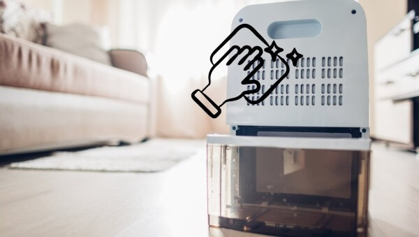 Dùng khăn mềm ẩm với dung dịch để lau bề mặt vỏ ngoài và khe hút gió