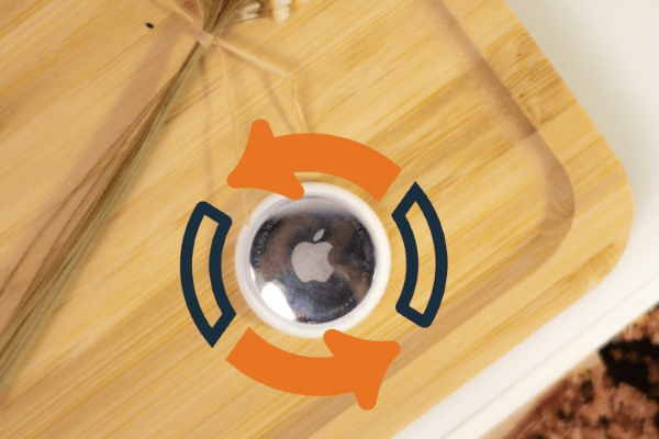 Nhấn vào mặt kim loại màu bạc và xoay nắp theo chiều ngược kim đồng hồ