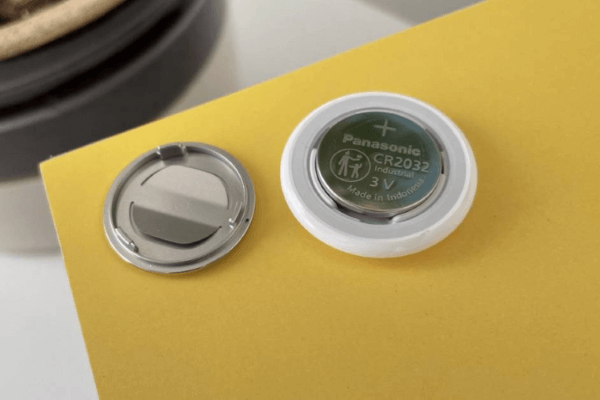 Tiến hành tháo nắp AirTag