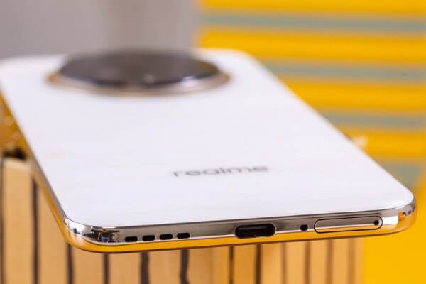 Cạnh dưới máy được trang bị cổng USB Type-C, khe SIM, micro và loa ngoài