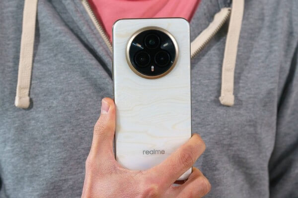 Realme 14 Pro+ với hệ thống camera ba ống kính ở mặt lưng
