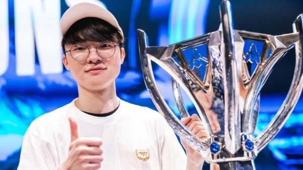Faker cùng T1 nâng cao chiếc cúp vô địch thế giới CKTG 2024 