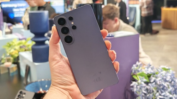 Samsung đã tạo nên một bước ngoặt về diện mạo trên biến thể cao cấp nhất