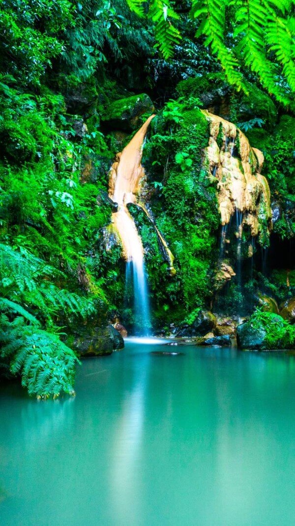 Hình nền dòng nước trong lành