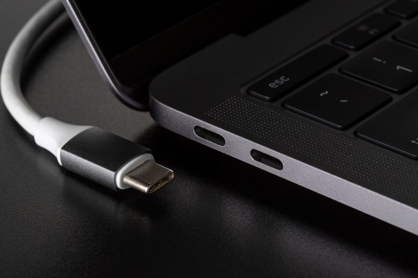 Kết nối laptop với máy chiếu qua USB-C