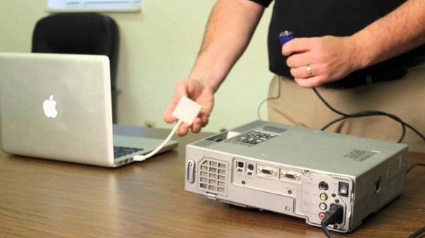 Kết nối một đầu cáp HDMI vào laptop và đầu còn lại vào cổng HDMI trên máy chiếu