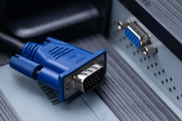 Kết nối laptop với máy chiếu qua VGA