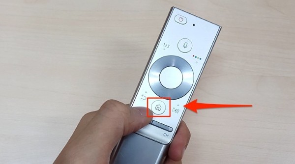 Nhấn nút Home trên điều khiển 