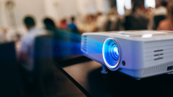 Mở MacBook và bật nguồn máy chiếu