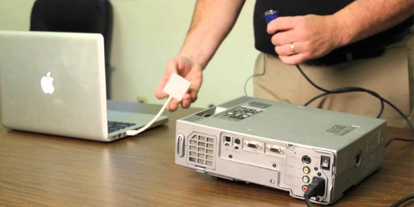 Kết nối cáp máy chiếu với MacBook