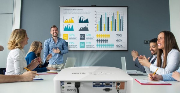 Chọn tab Arrangement → chọn Mirror Displays 