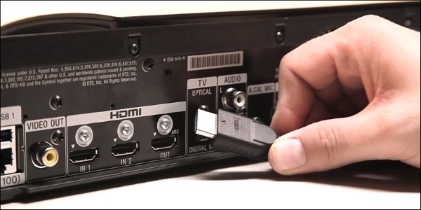 Cắm đầu HDMI của thiết bị vào cổng HDMI trên máy chiếu