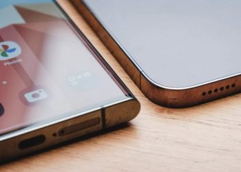 Nên mua điện thoại màn hình cong hay phẳng? Đâu là lựa chọn phù hợp nhất cho bạn?