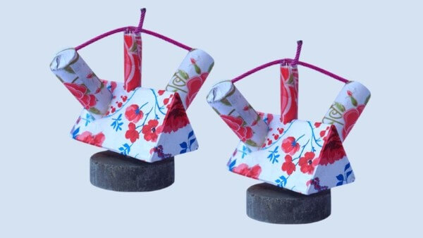 Cách dùng pháo cánh hoa xoay