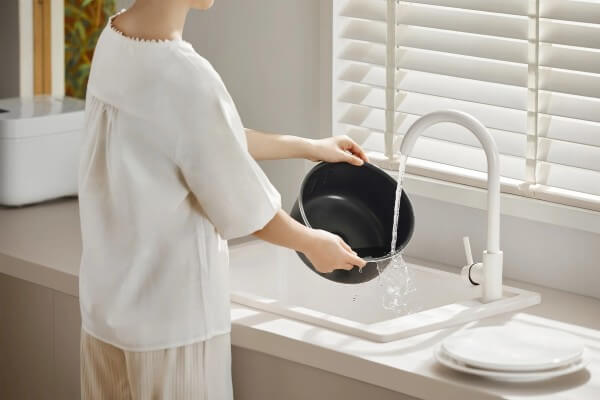 Lòng nồi từ hợp kim nhôm cao cấp và có cấu tạo tới 6 lớp dày dặn